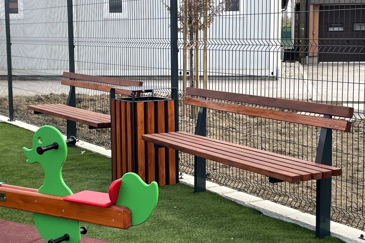 Klupe sa metalnim nogama i drvenim sjedistem