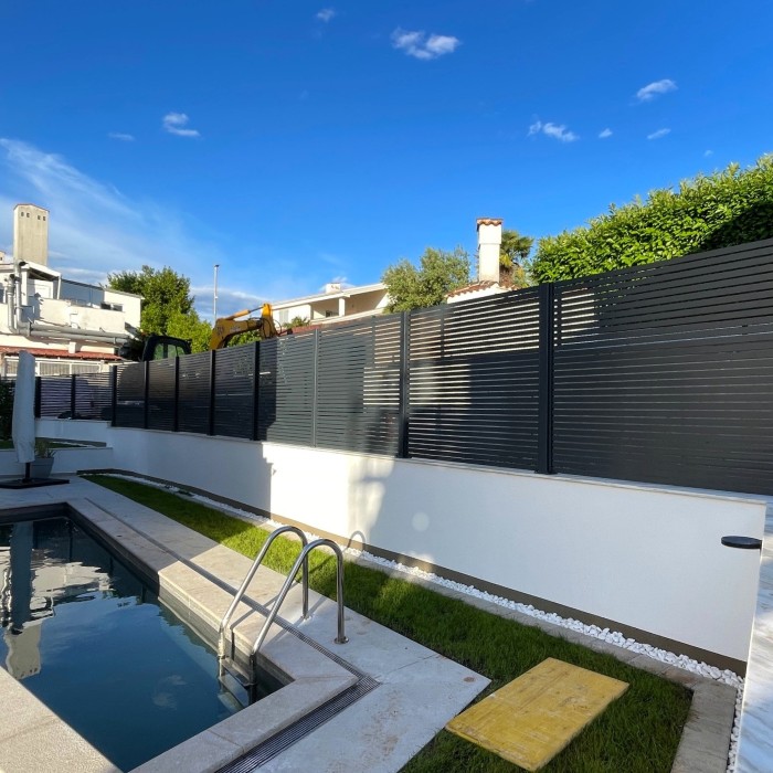 Antracit siva dvorišna ograda