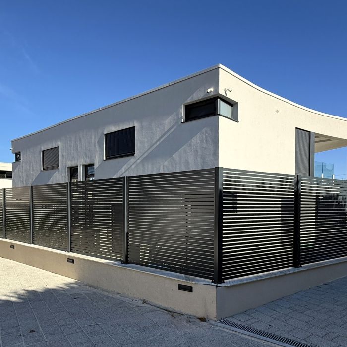 Antracit siva dvorišna ograda