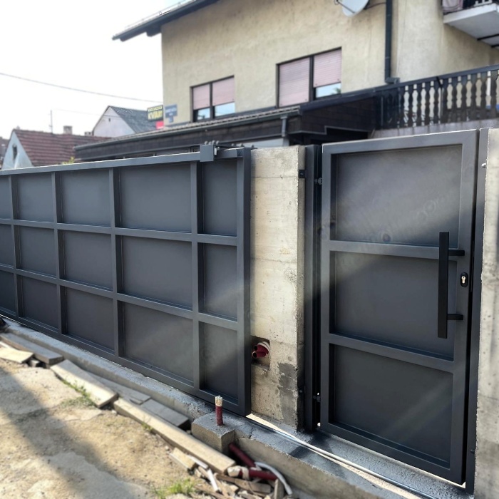 Antracit siva ograda