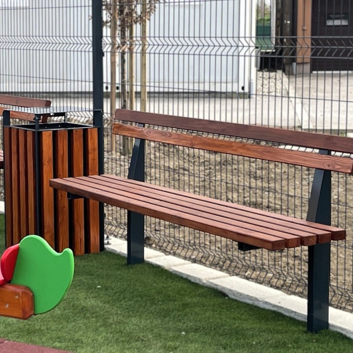 Klupe sa metalnim nogama i drvenim sjedištem