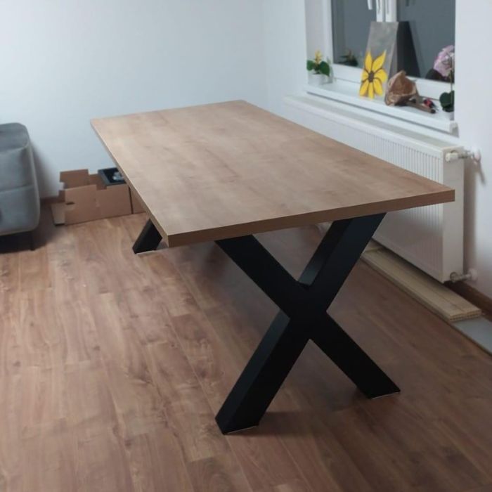 Blagovaonski stol sa metalnim nogama