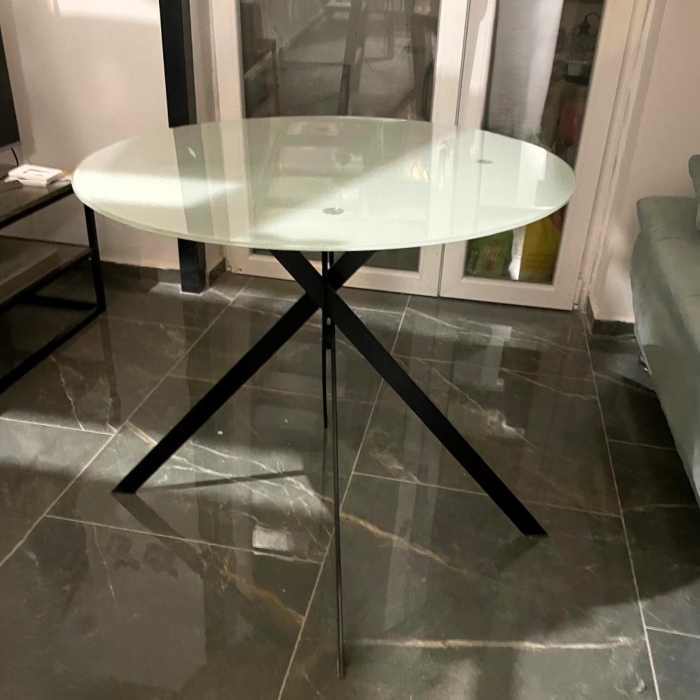 Okrugli stol s metalnim nogama